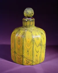 Lithyalin doftflaska och propp, ca 1830 (glas)